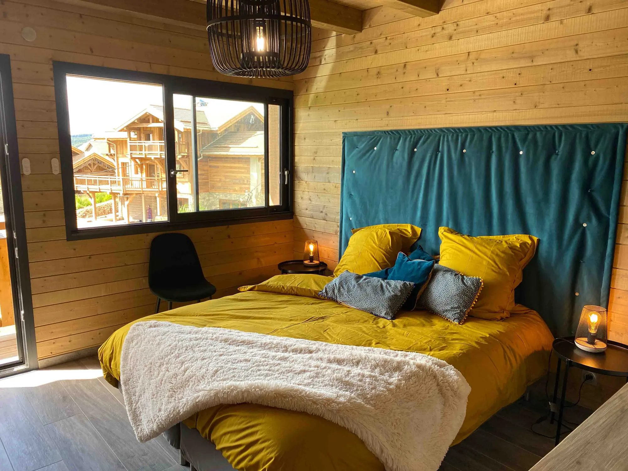 Chambre jaune du chalet avec lit double