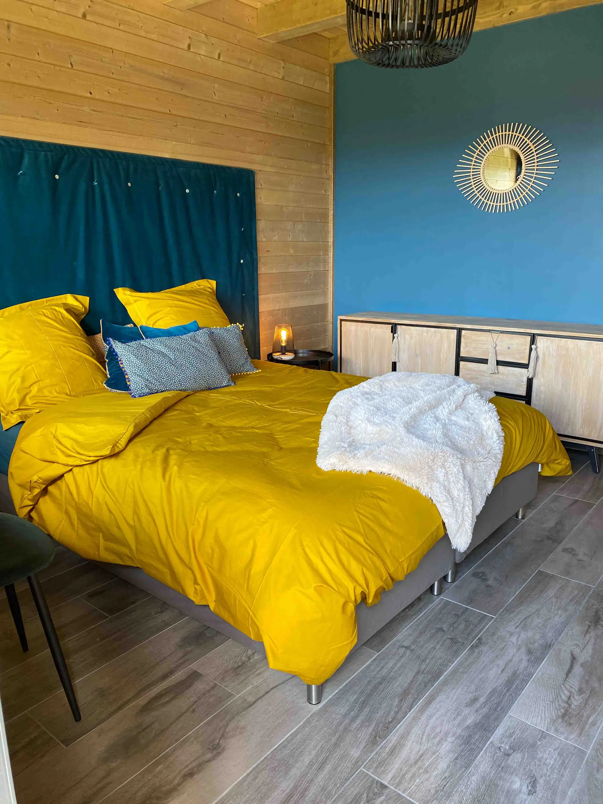 Chambre jaune du chalet avec lit double