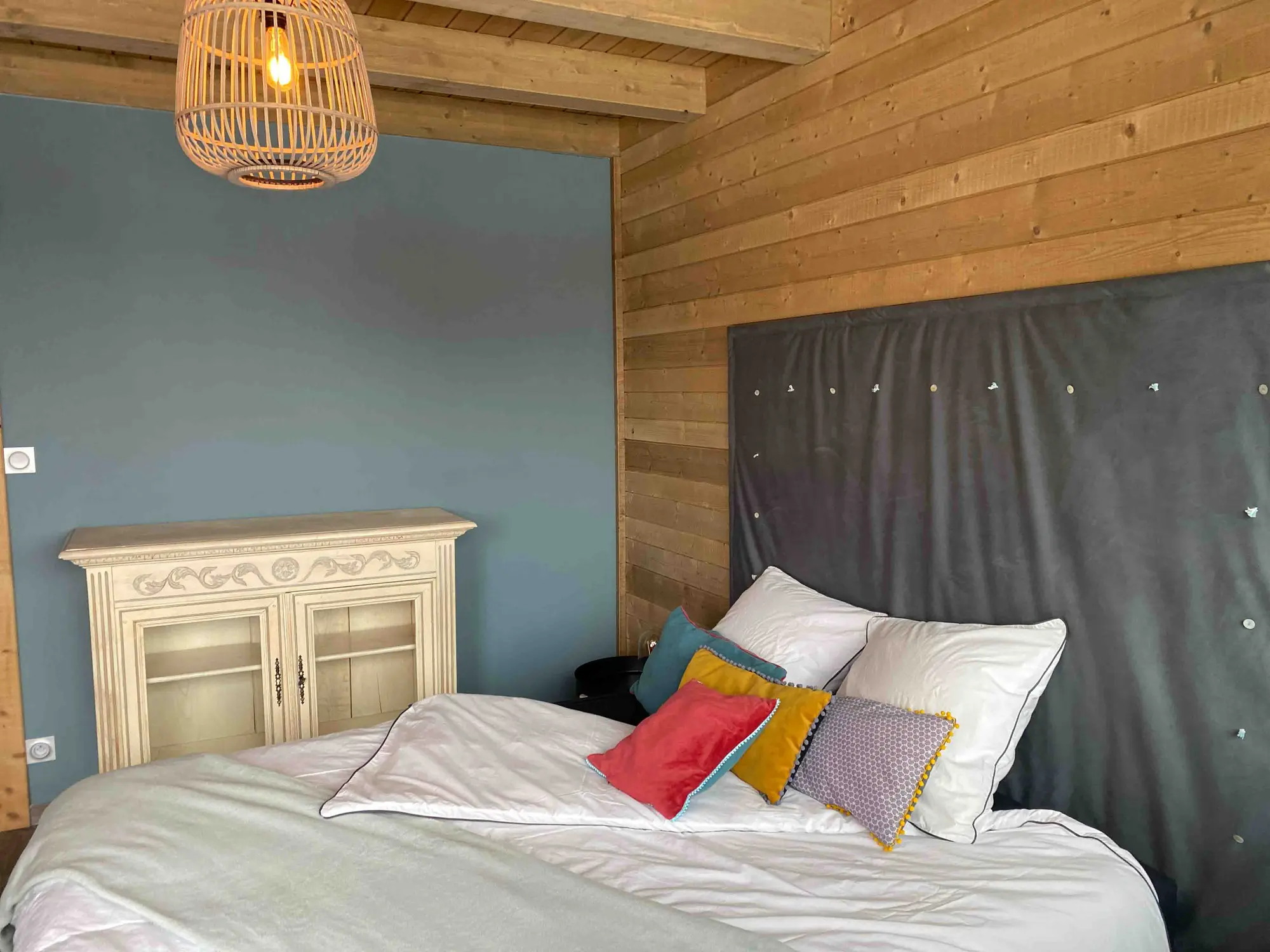 Chambre verte du chalet avec lit double et vue sur les Vosges