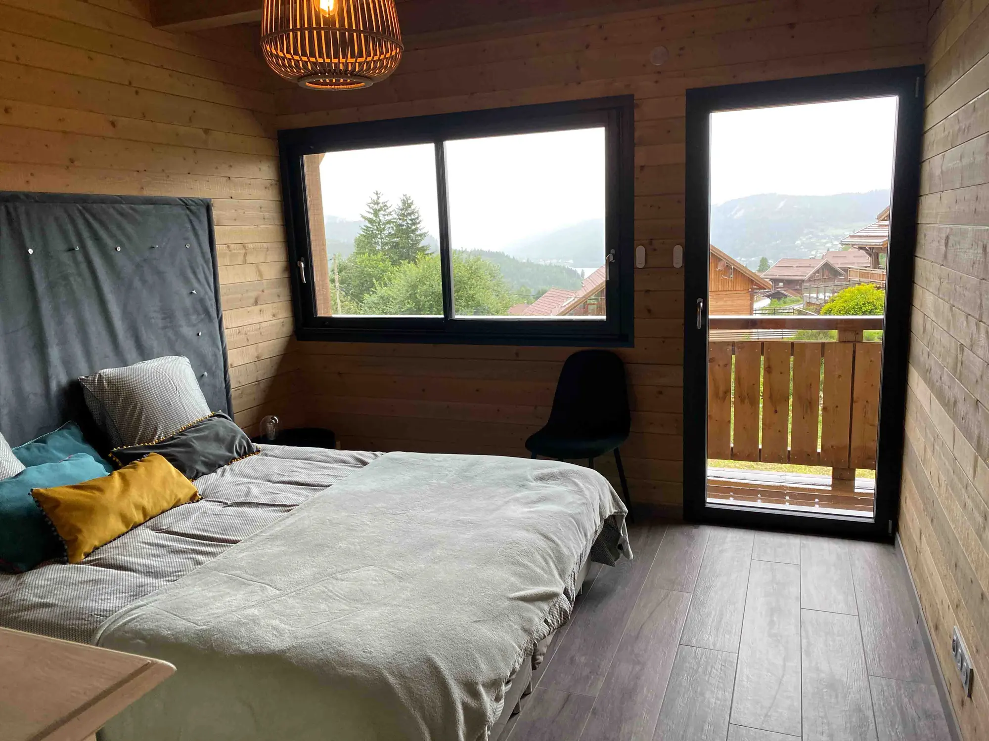 Chambre verte du chalet avec lit double et vue sur les Vosges