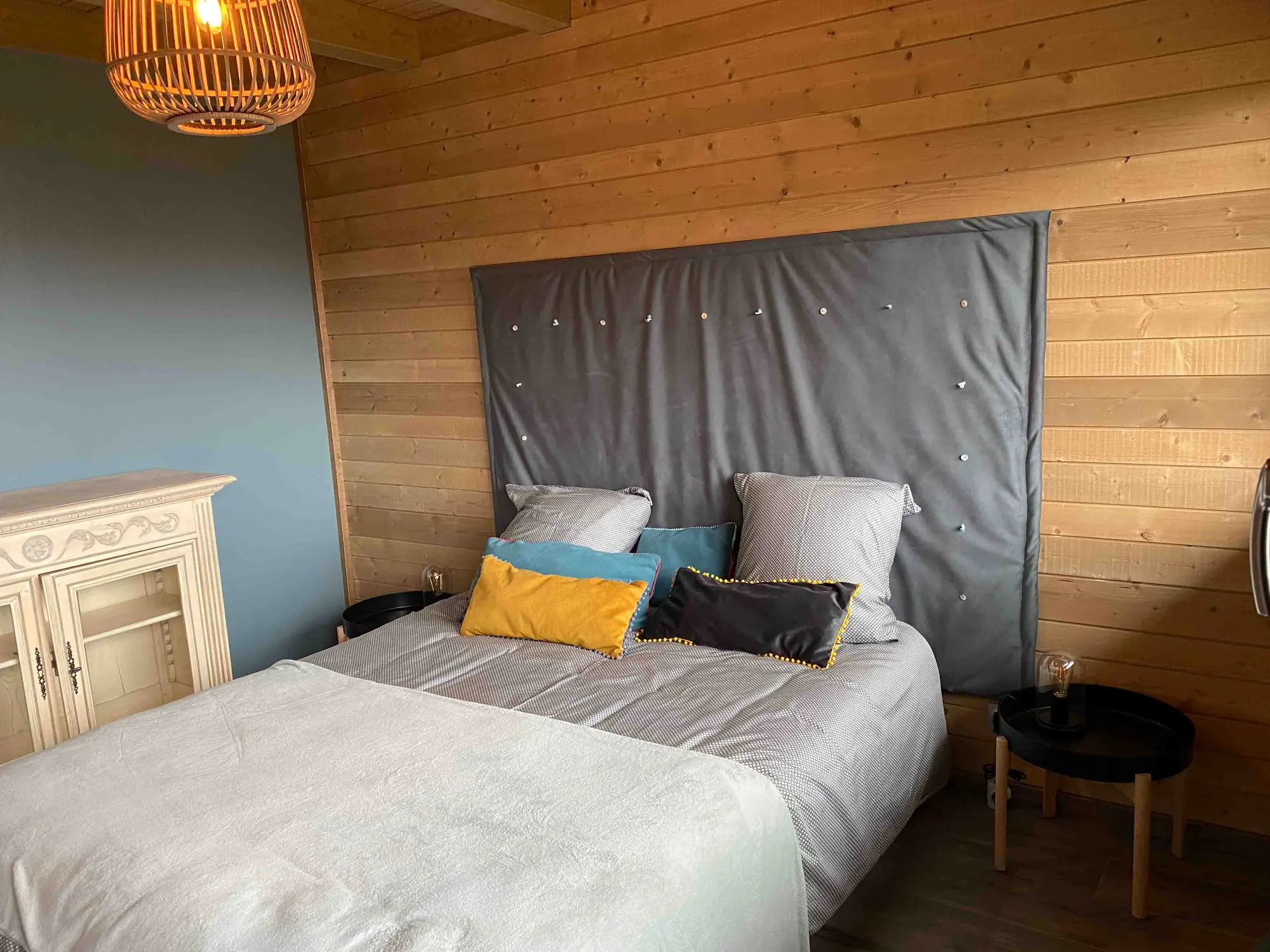 Chambre verte du chalet avec lit double et vue sur les Vosges