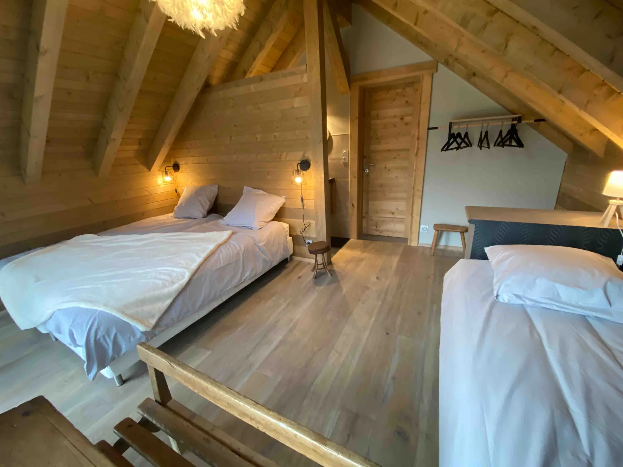 The chalet's children's bedroom with single beds under the eaves