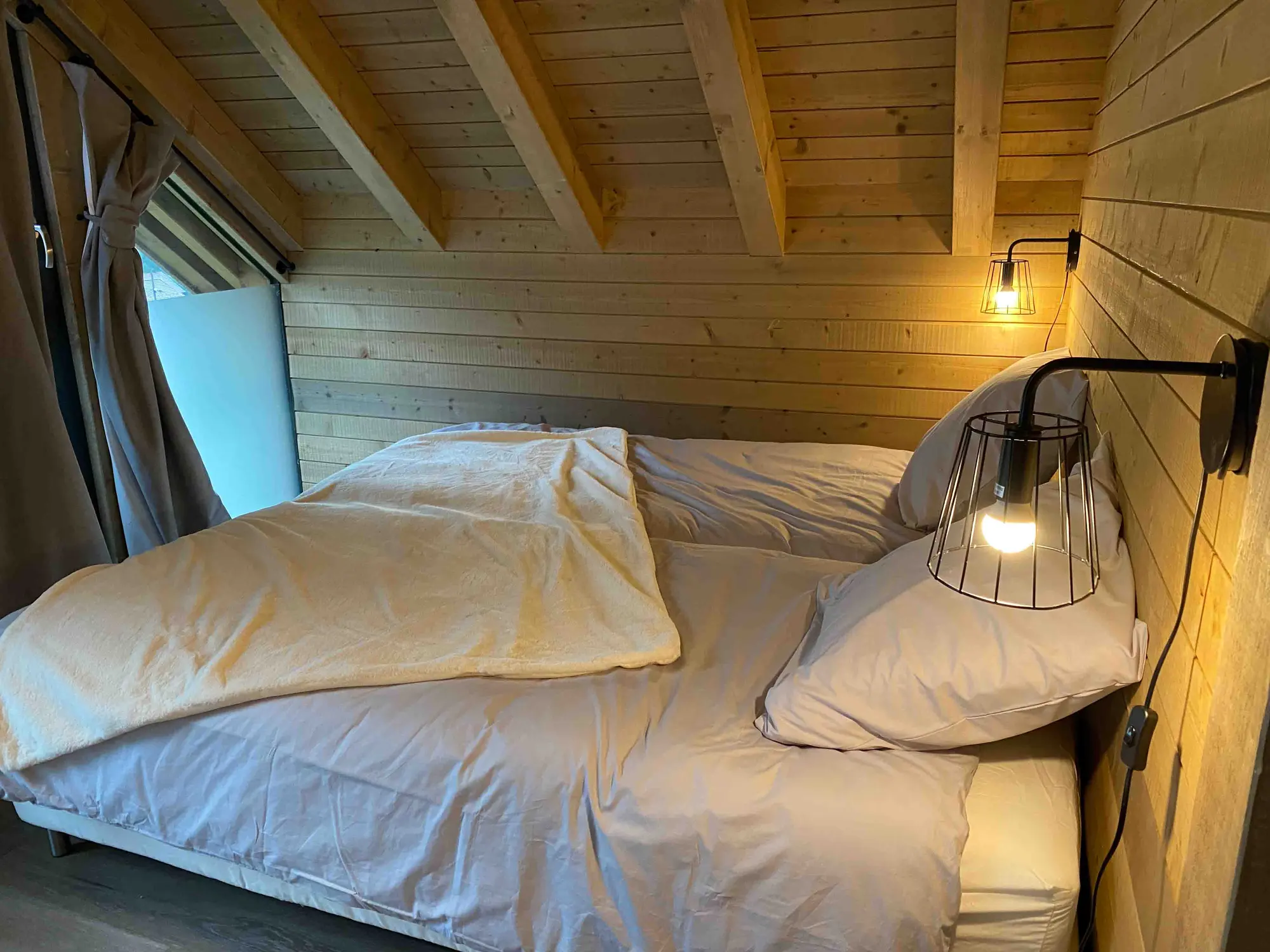 The chalet's children's bedroom with single beds under the eaves