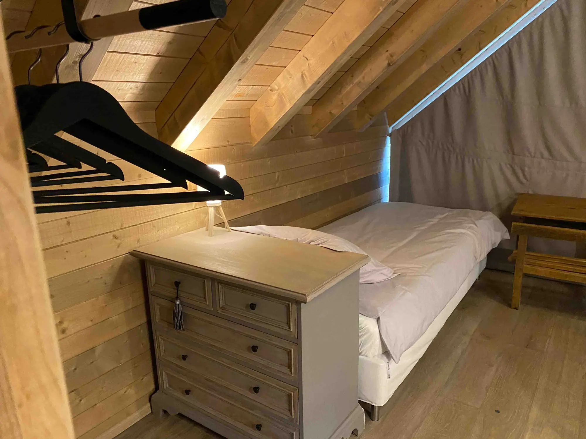 The chalet's children's bedroom with single beds under the eaves