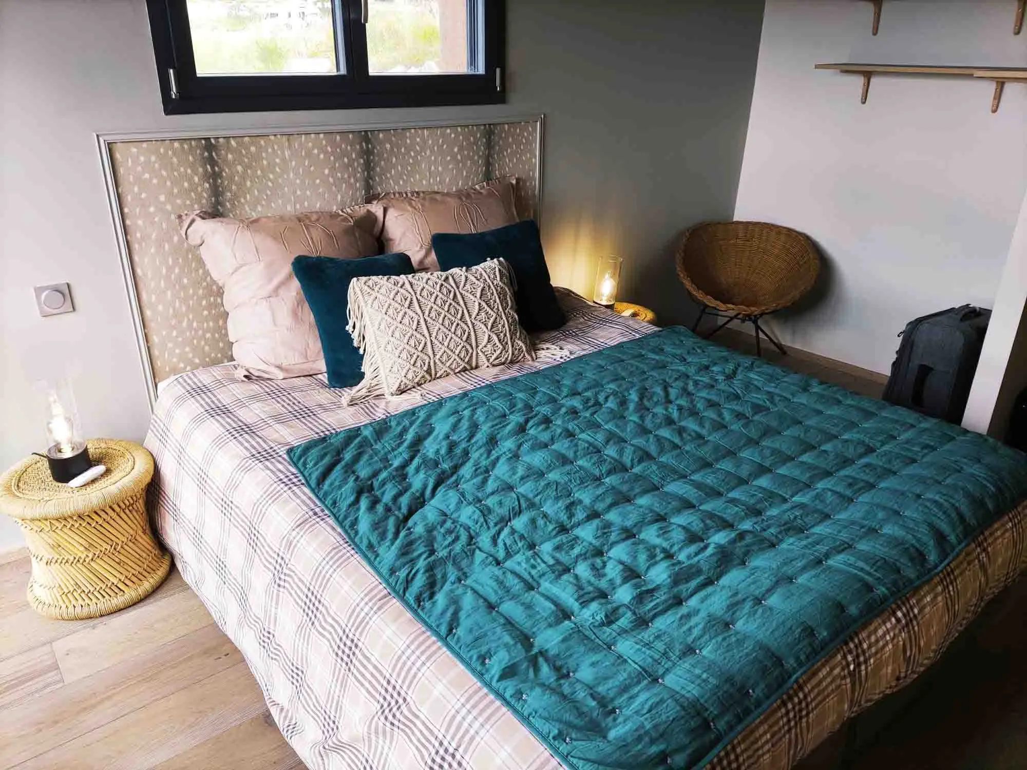 Chambre bleu canard du chalet avec grande baie vitrée