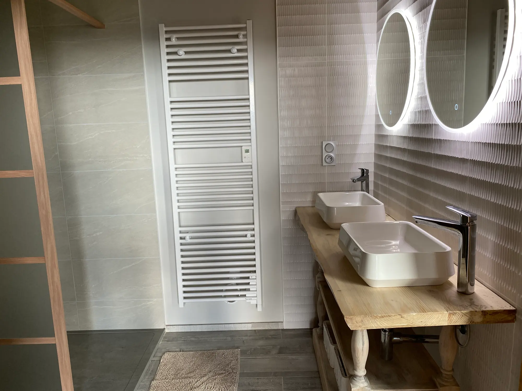 Chalet bathroom with double basins and round mirrors