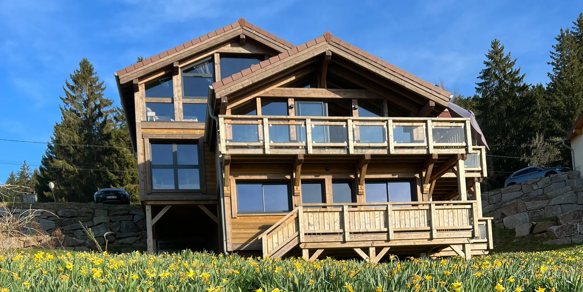 Le Flocon du Lac chalet in Gérardmer in spring, surrounded by daffodils