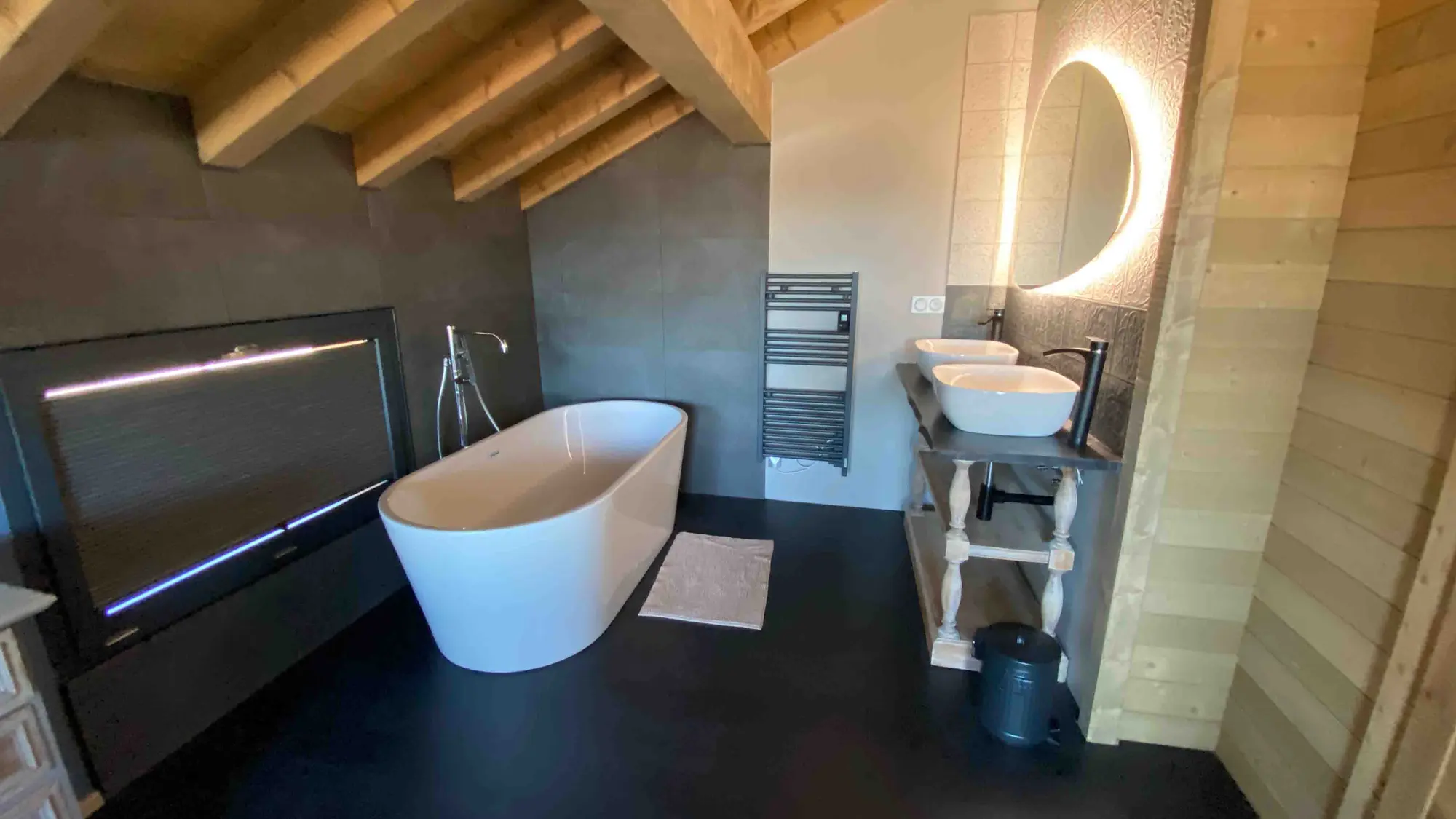Chalet bathroom with double basins and round mirrors