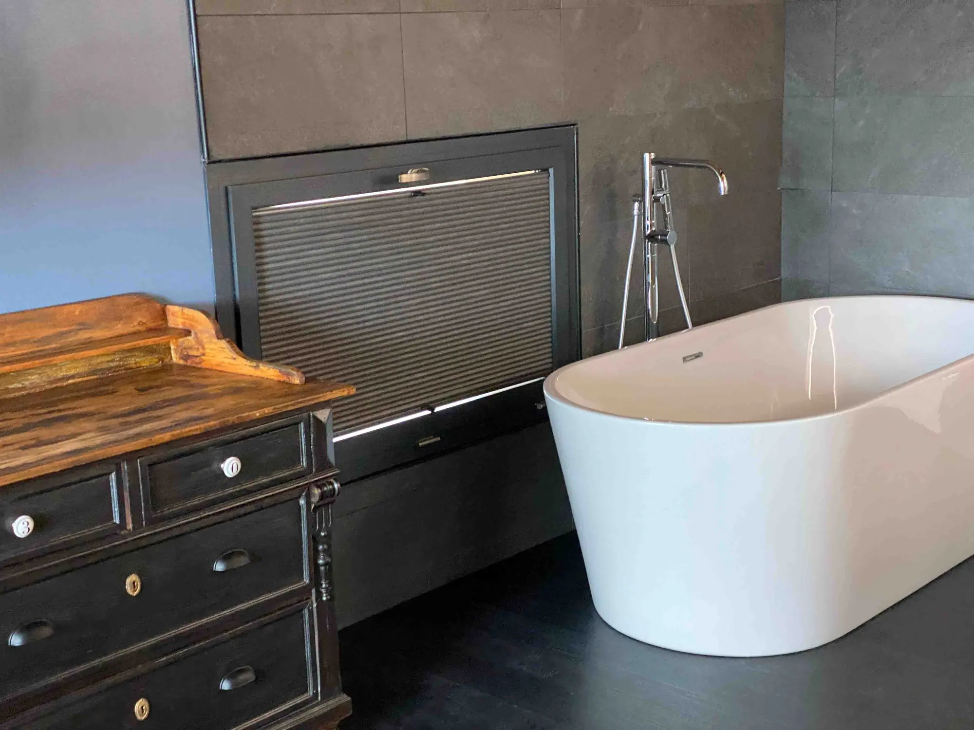 Salle de bain du chalet avec baignoire îlot
