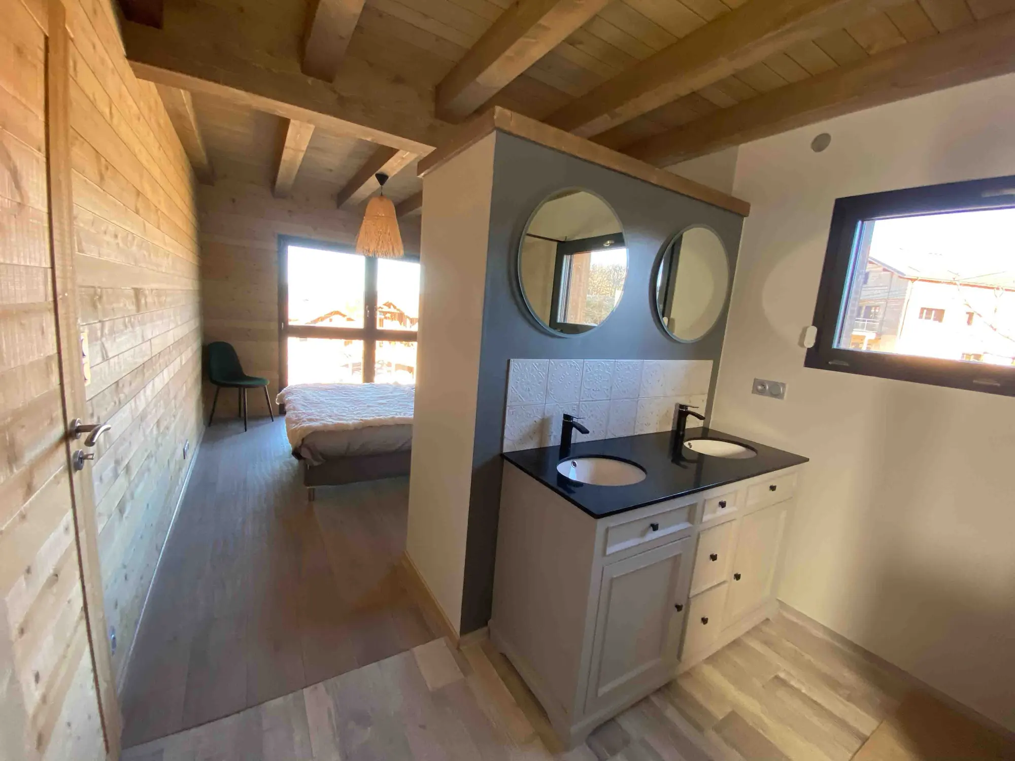 Chalet bathroom with double basins and round mirrors