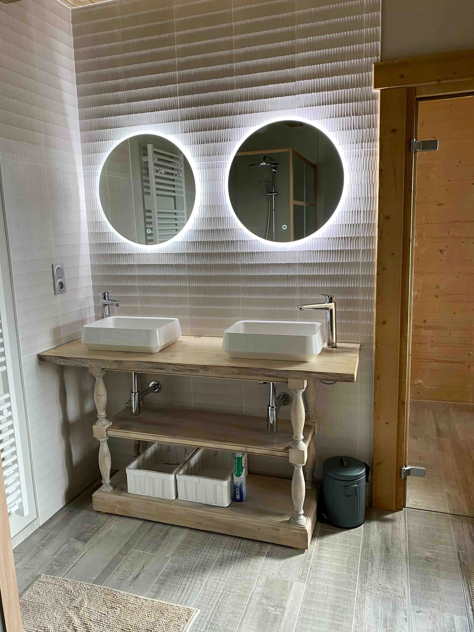 Chalet bathroom with double basins and round mirrors