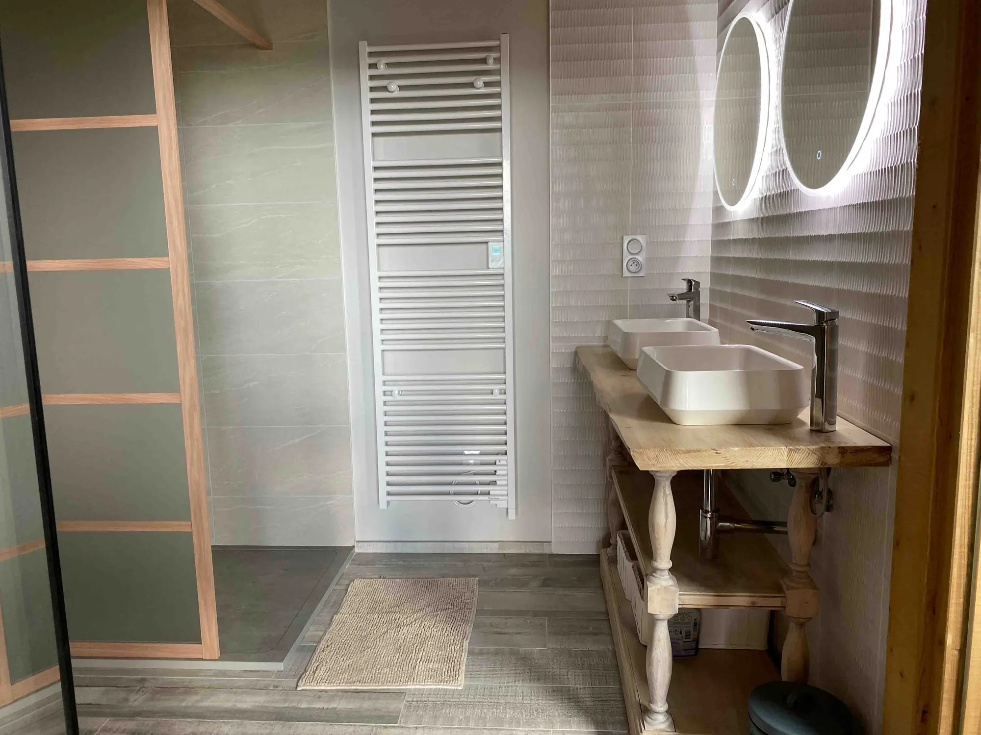 Chalet bathroom with double basins and round mirrors
