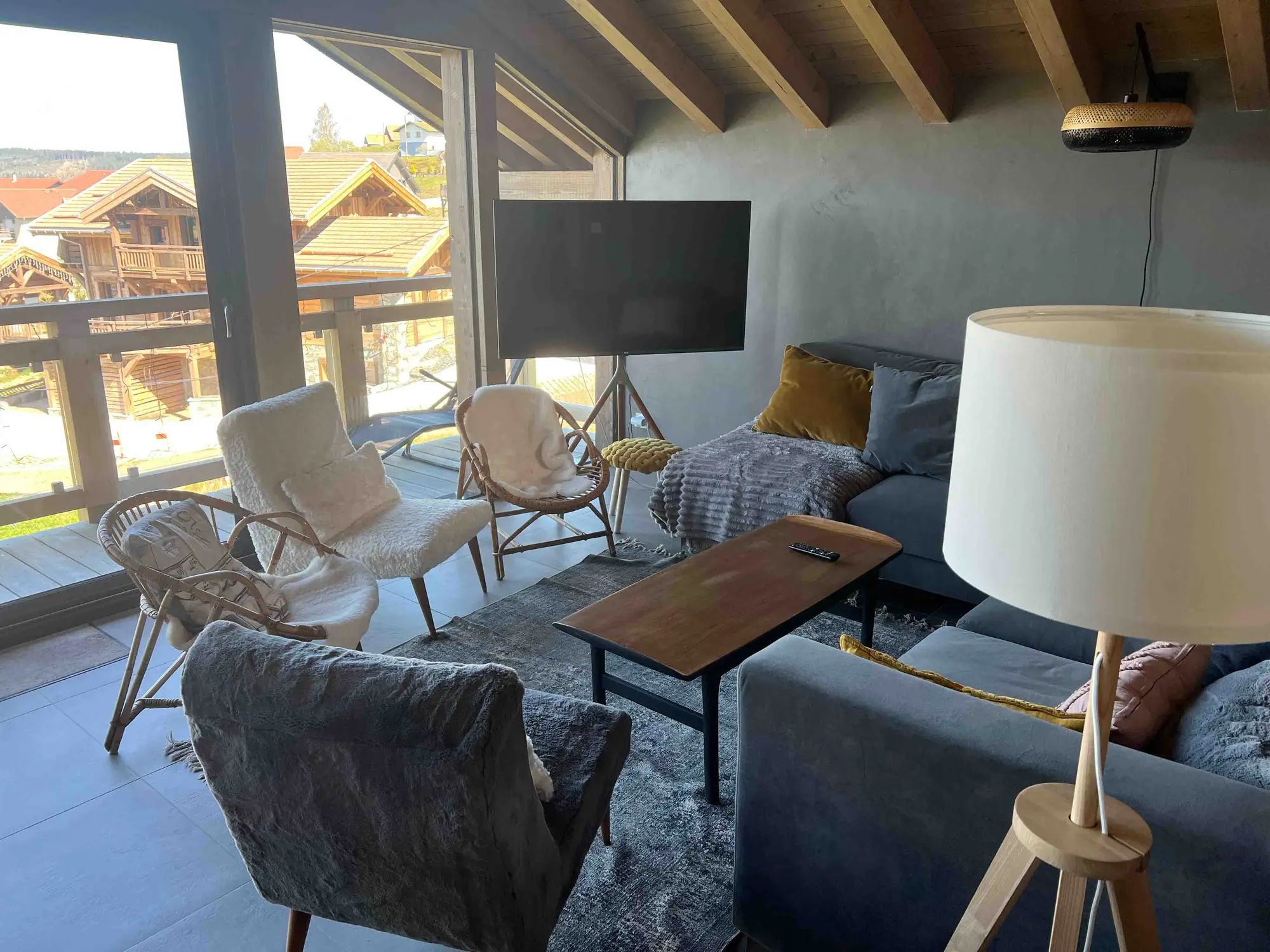 Chalet living room opening onto full-height windows and the lake view