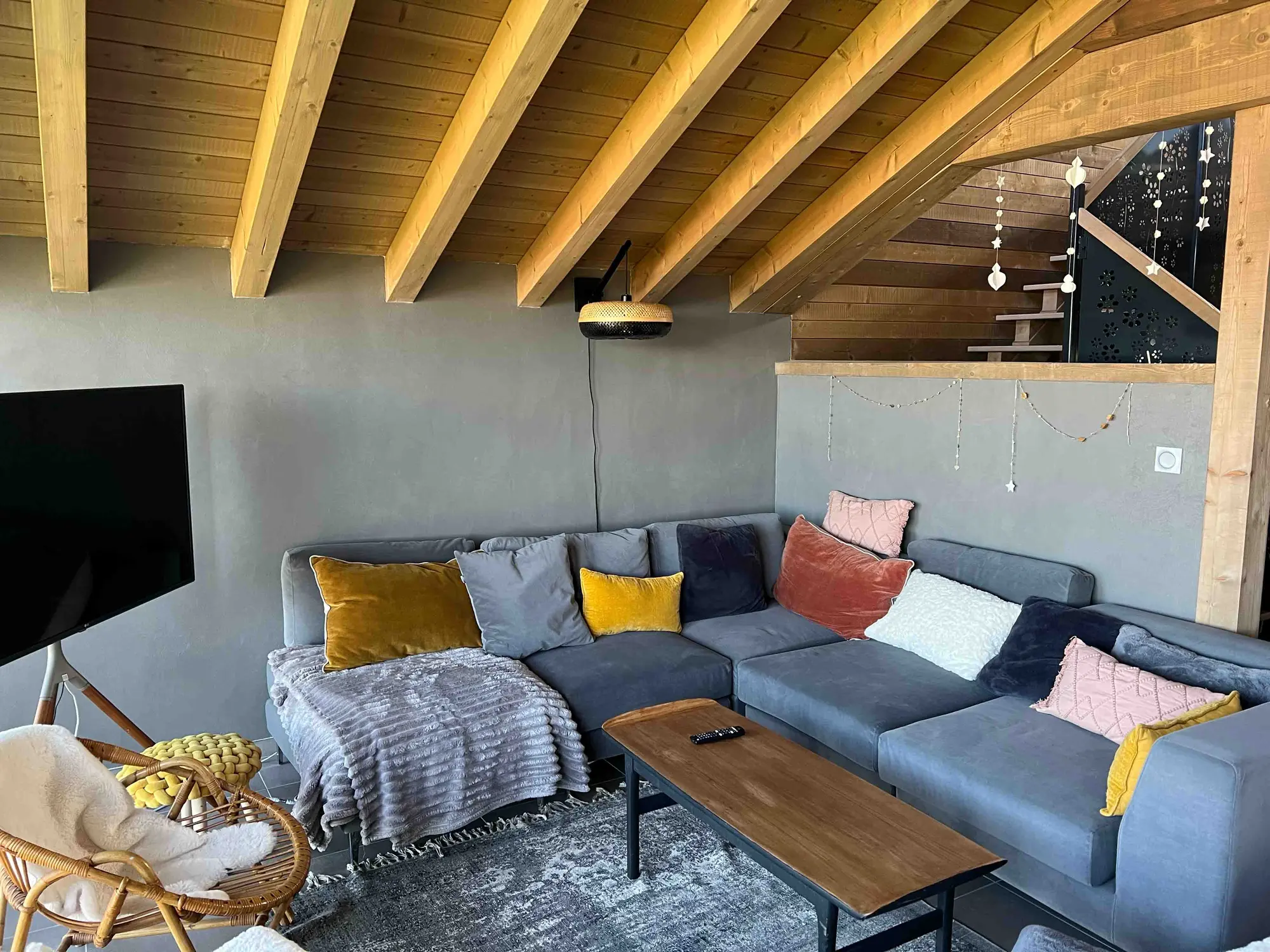 Chalet living room with corner sofa and exposed timber frame