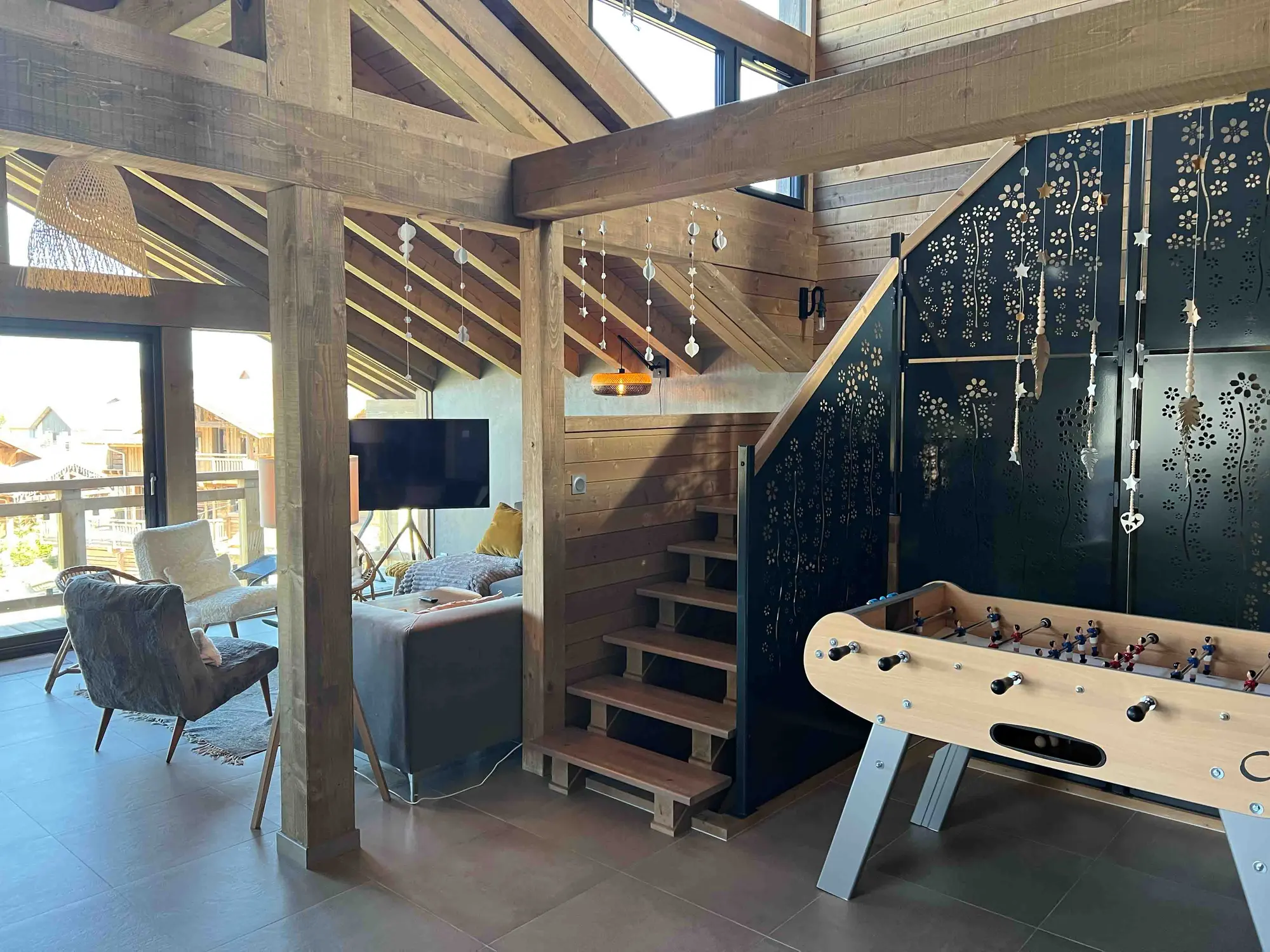 Espace jeux du chalet avec babyfoot et mezzanine