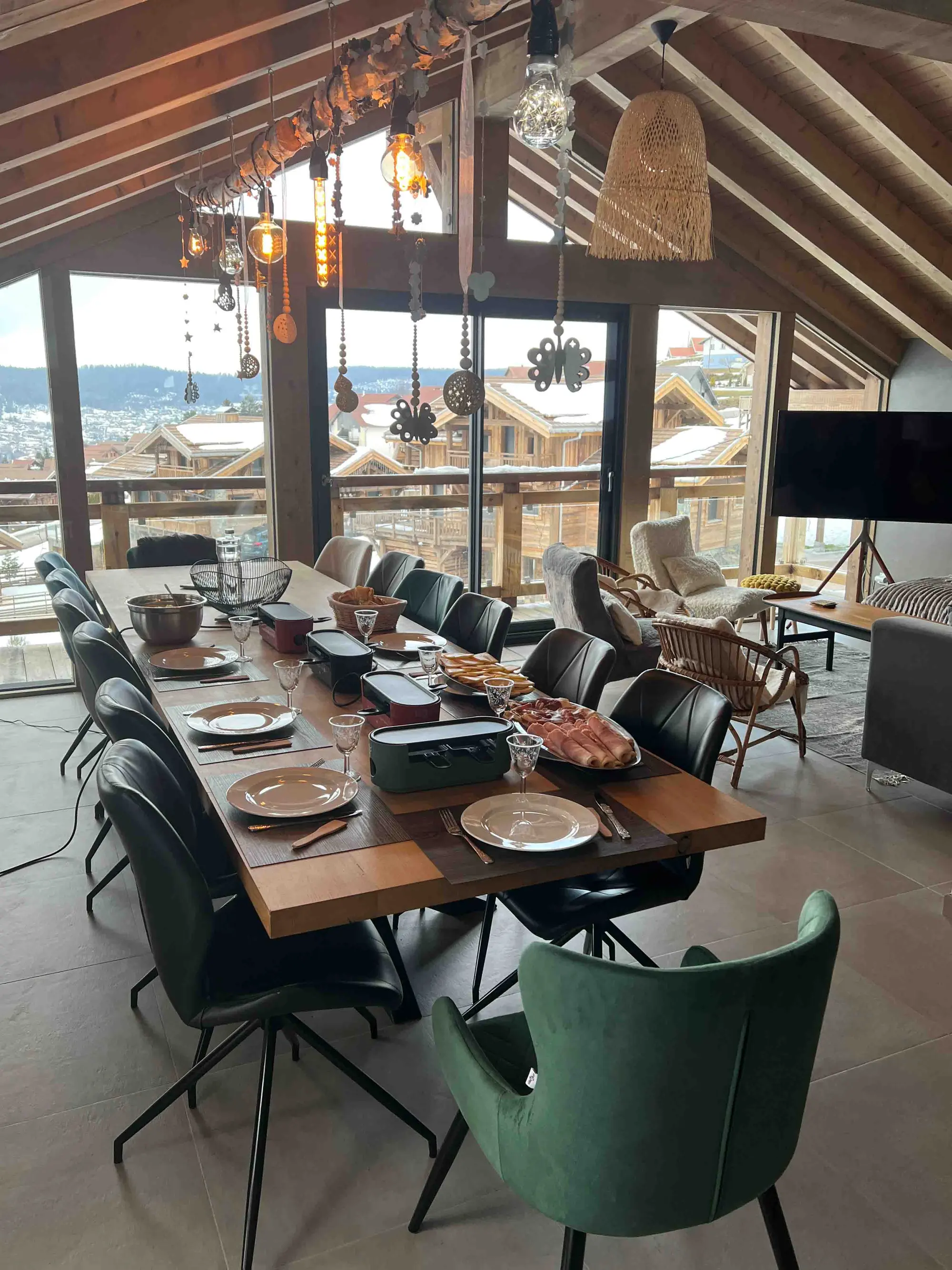 Table du chalet dressée avec spécialités vosgiennes