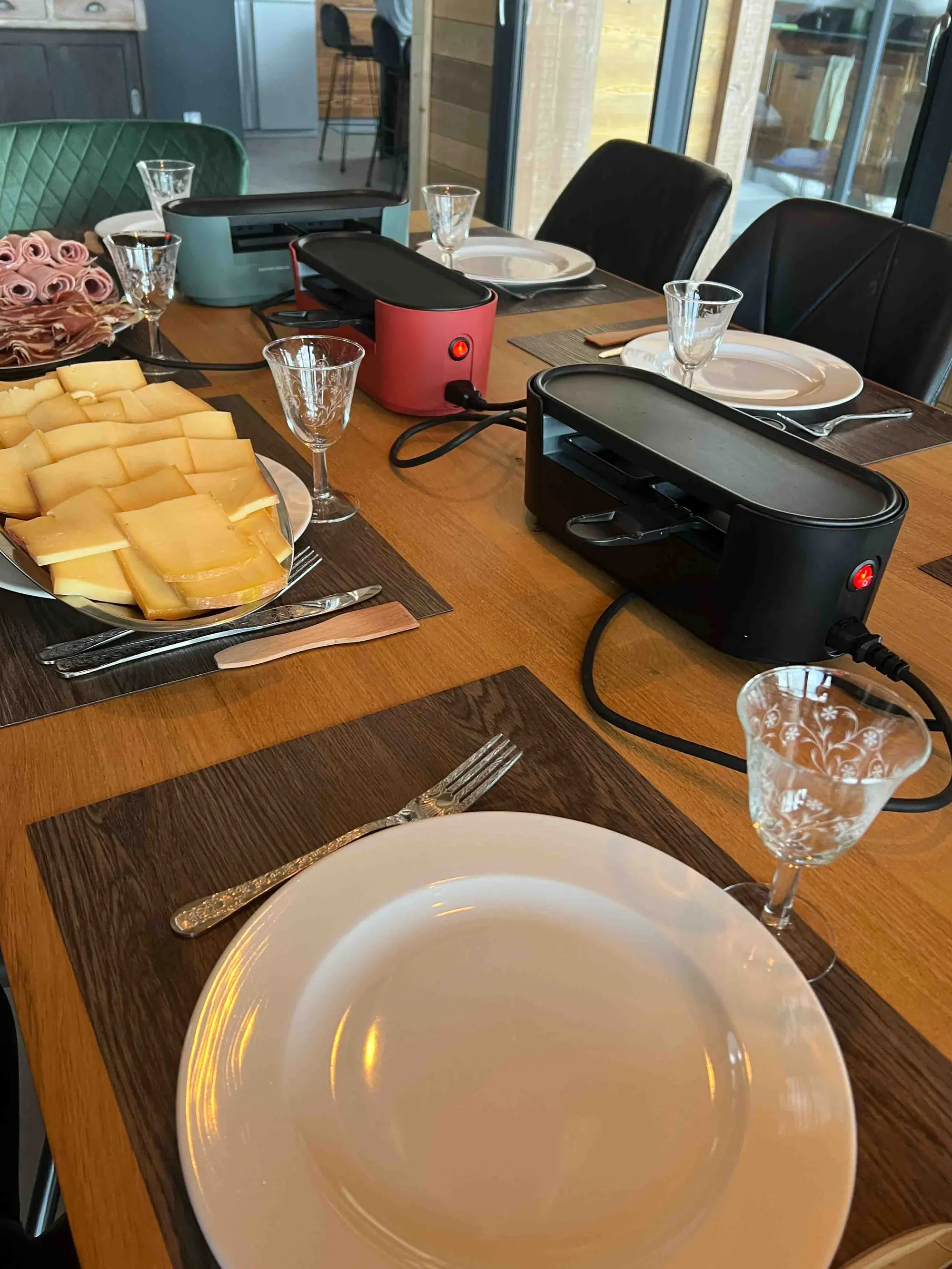 A raclette evening around the chalet's large table
